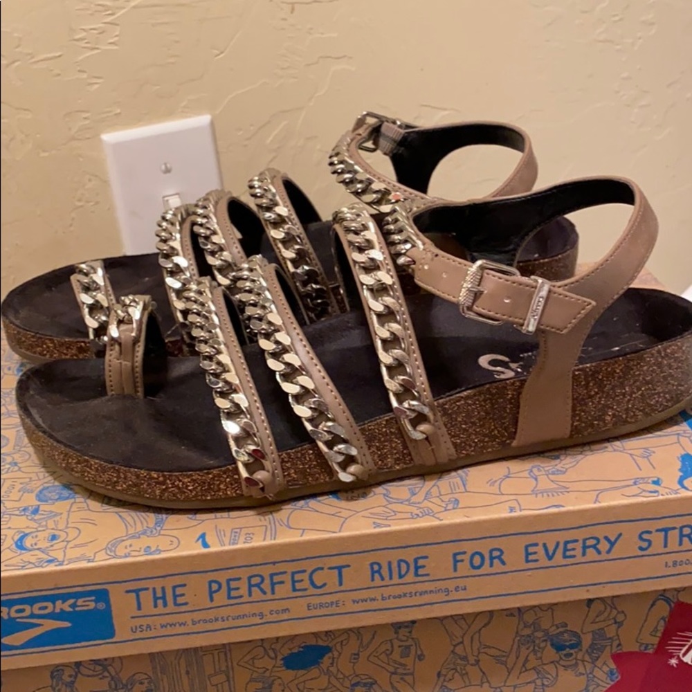 Edgy cork bed sandal with chain on strap